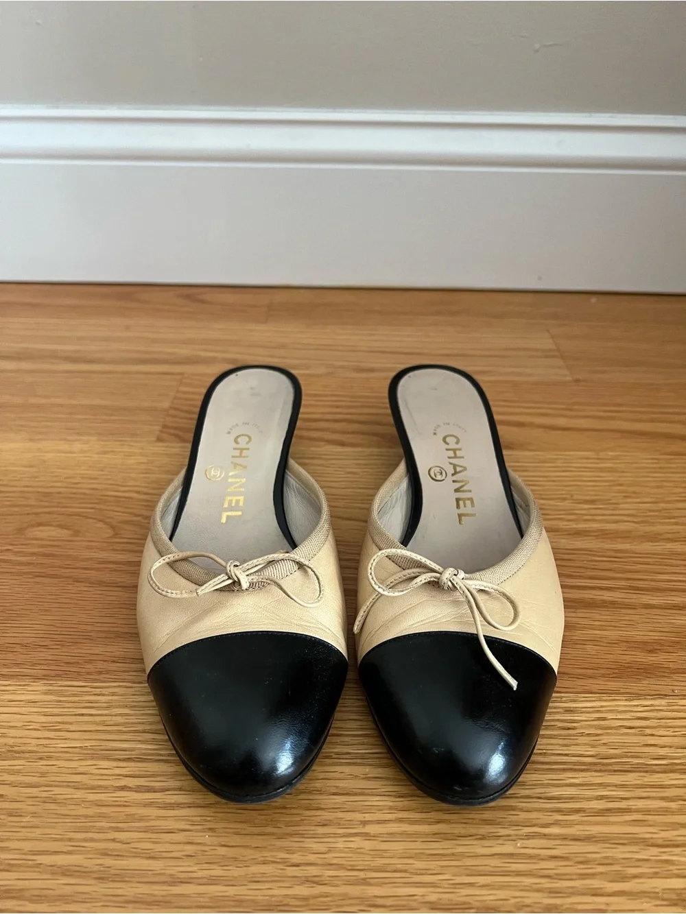 CHANEL Two-Tone Beige and Black Leather Bow Mules